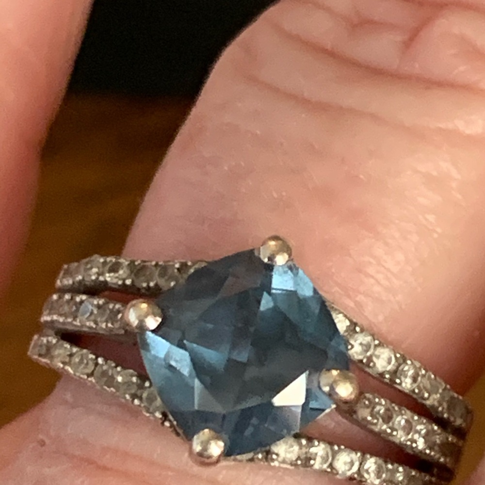 Beautiful sterling silver topaz with white sapphire ring - Picture 5 of 5